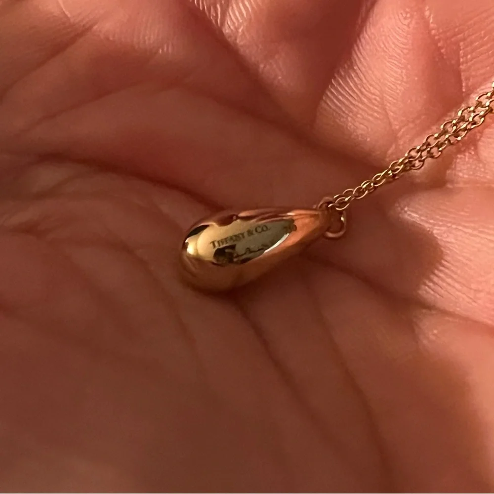 Tiffany & Co. Elsa Peretti® Teardrop Pendant Necklace in 18k Yellow Gold - Picture 5 of 9
